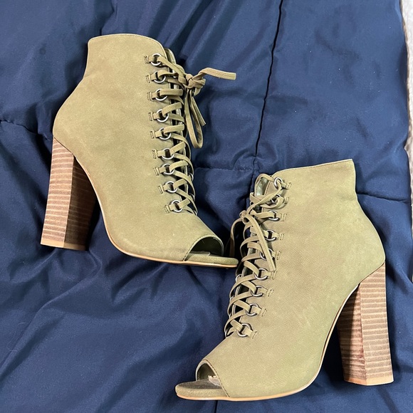 Steve Madden zip up and lace enclosure block heels. Women’s 5.5. - Picture 2 of 10